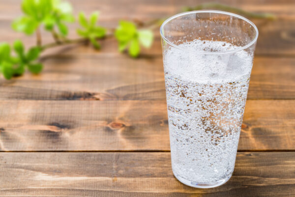 Boire de l’eau gazeuse quotidiennement : effets sur votre corps