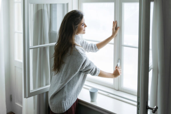 Ouvrir les fenêtres en hiver : la clé pour une maison mieux chauffée.